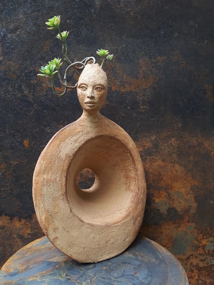 Femme de terre cuite évasée en son centre